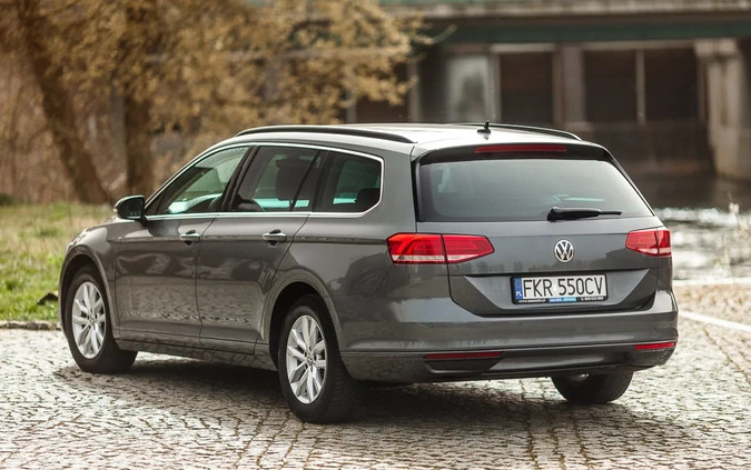 Volkswagen Passat cena 53000 przebieg: 239000, rok produkcji 2016 z Sieniawa małe 704